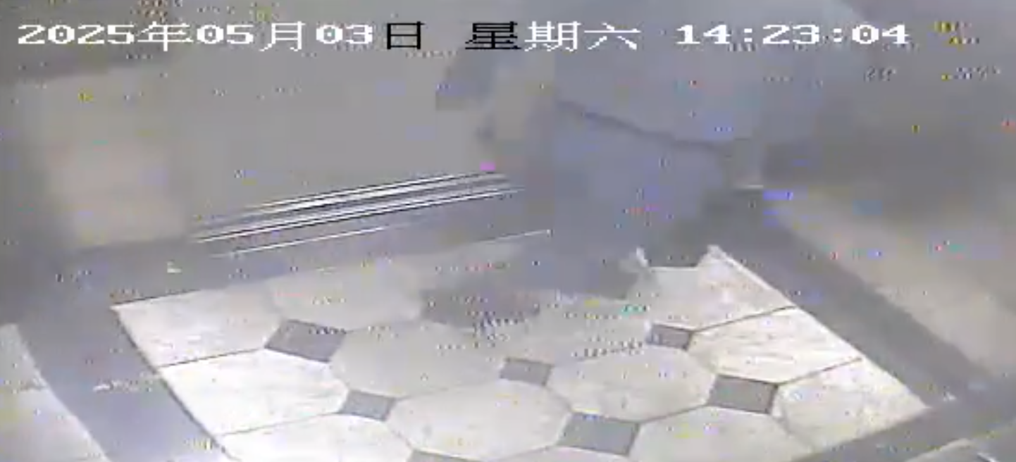 薑某將電動車電池帶入電梯轎廂。 圖源:順義區消防救援支隊
