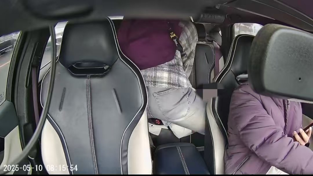 薑昭鵬在車后座對同學進行心肺復甦。 受訪者供圖