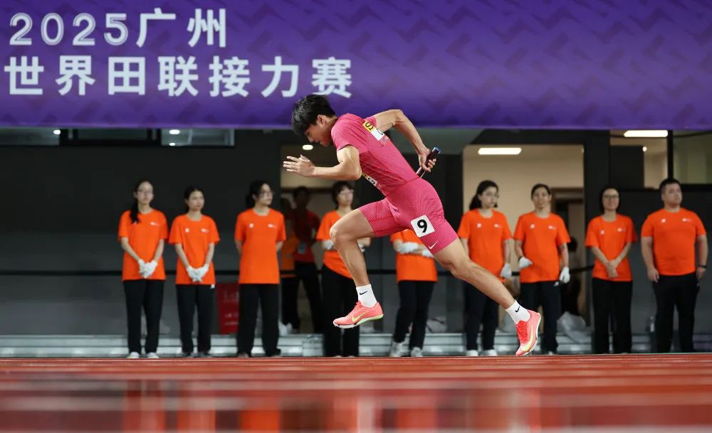 ↑5月10日,中国队第一棒梁宝棠(前)在比赛中出发。新华社记者 李明 摄