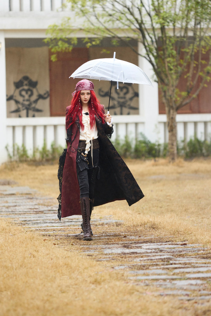 迪丽热巴执枪怼脸照曝光，王亚飞打造海盗妆