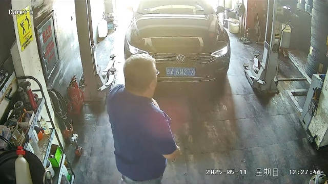 轮胎老化一定要及时更换，汽修店内炸胎响了