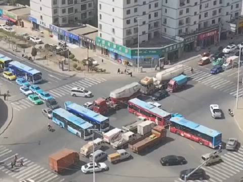 这是怎么个事？开着开着车还打起麻将来了，真的是一群大犟种