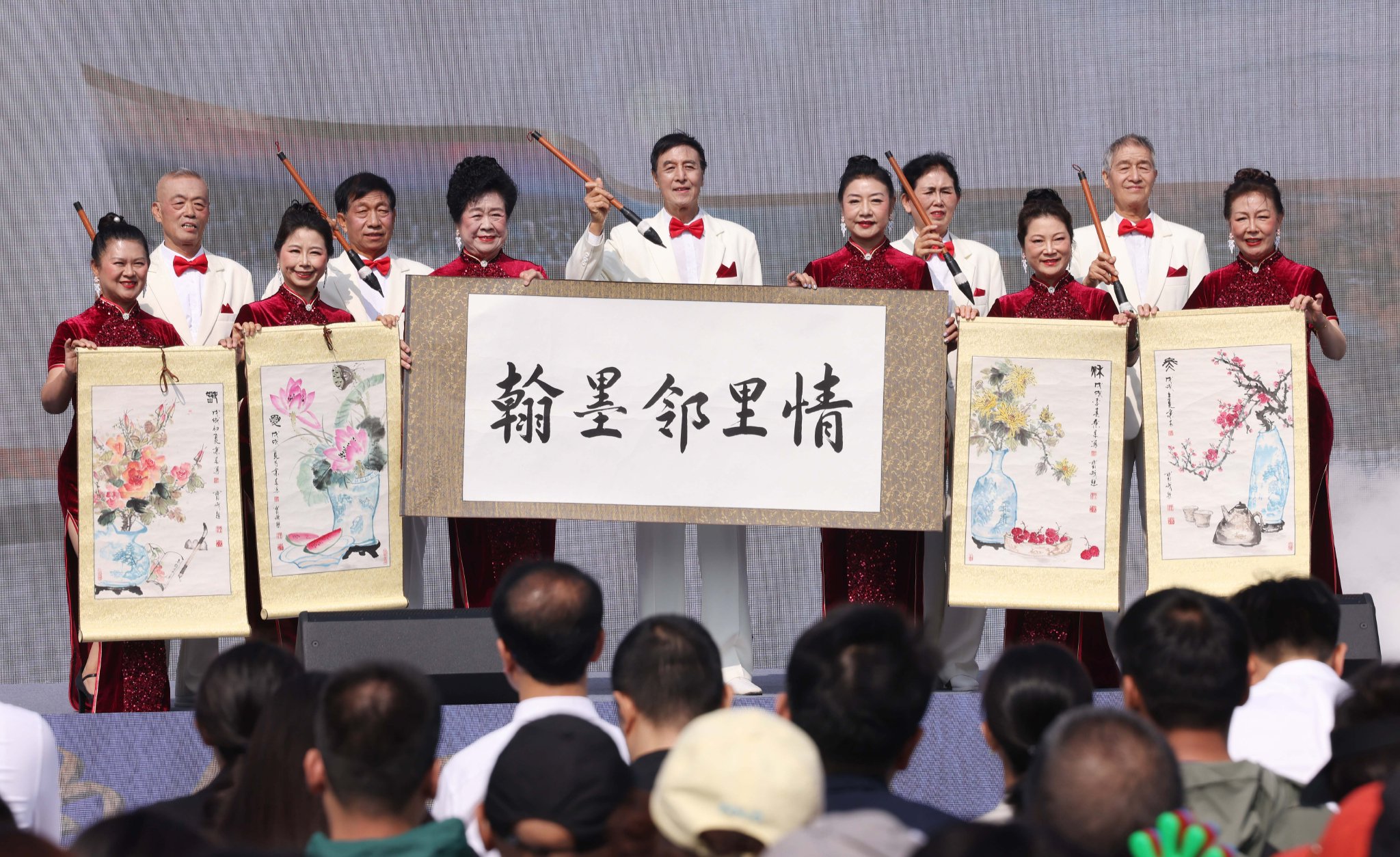 「鄰里節」上,亦莊鎮居民代表表演舞蹈《翰墨鄰里情》。新京報記者 李木易 攝