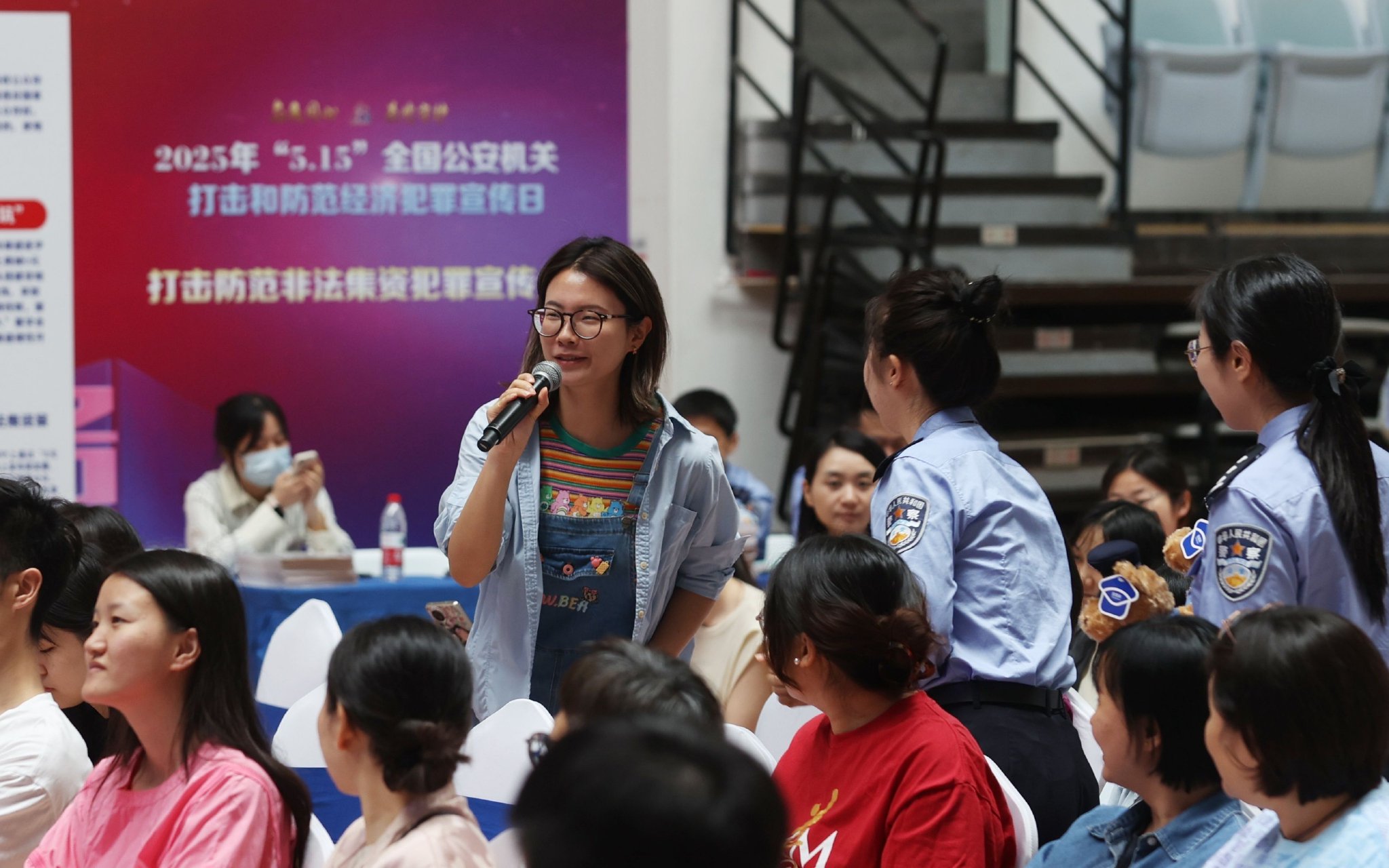 現場設置互動問答環節,吸引群眾踴躍參與。圖源:湖北省公安廳