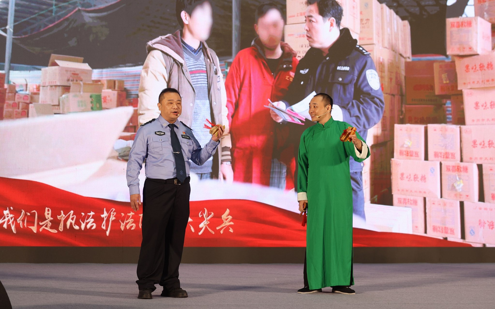 活動現場,快板《執法護法排頭兵》揭開經濟犯罪的「面紗」。圖源:湖北省公安廳