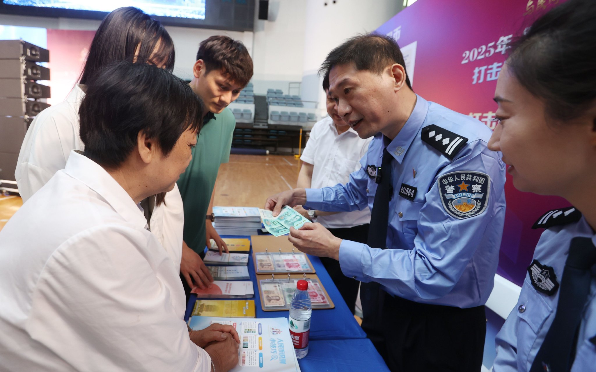 民警向群眾講解假幣鑒別技巧。圖源:湖北省公安廳