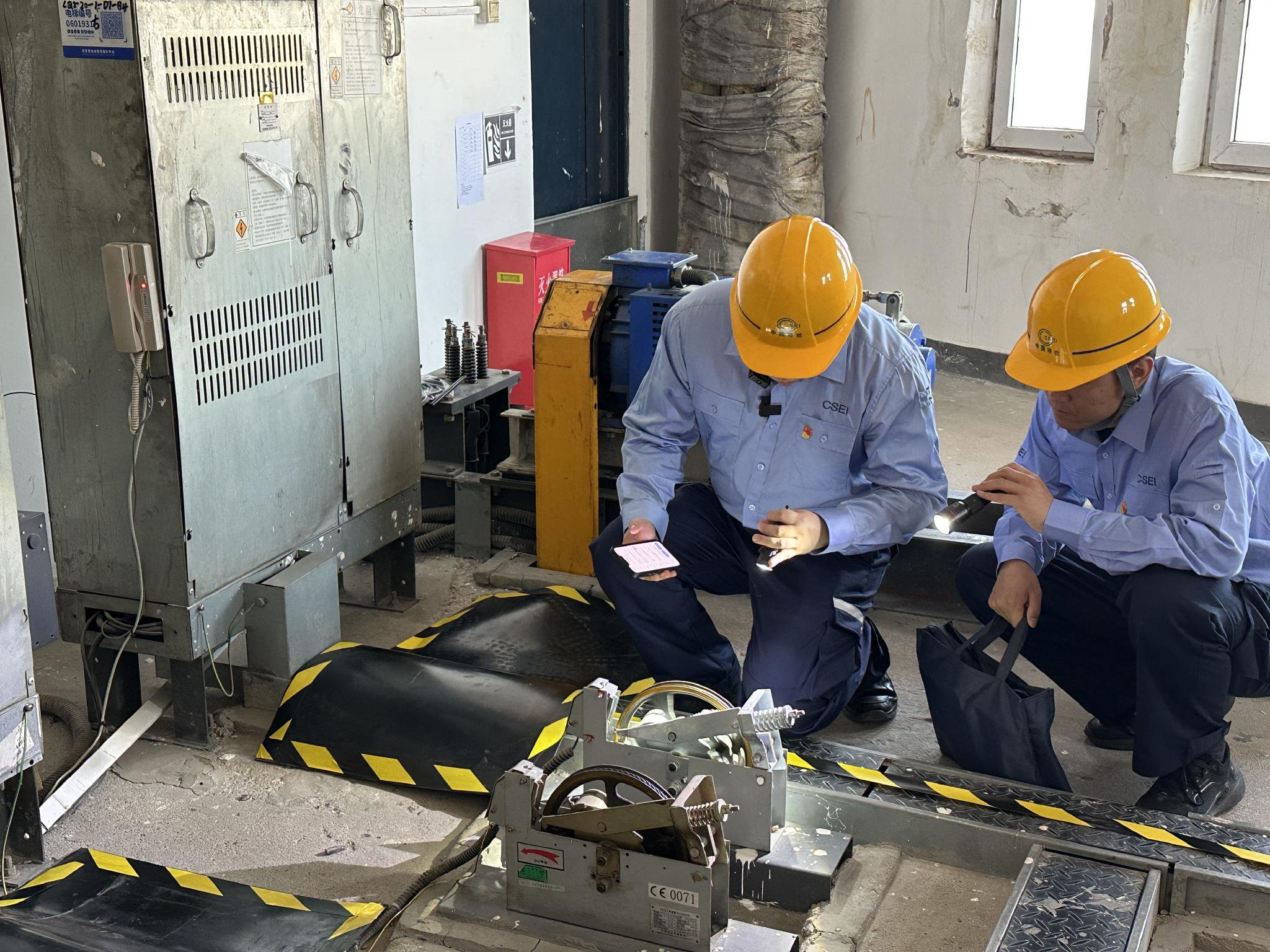 技術專家對電梯限速器進行安全評估。新京報記者 薑慧梓 攝