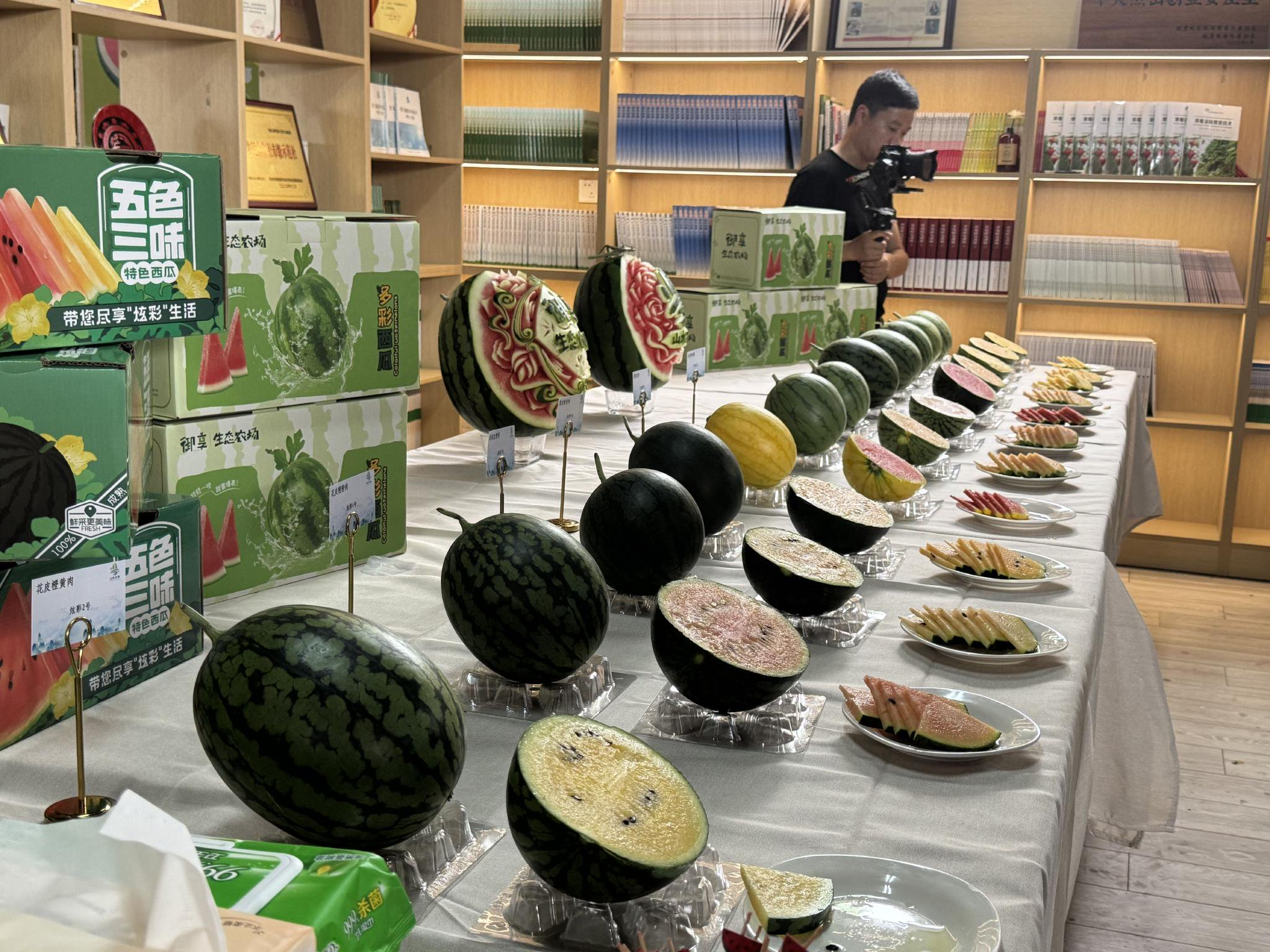 北京自主培育「五色三味」炫彩西瓜發佈,市民現場品鑒。新京報記者 耿子葉 攝