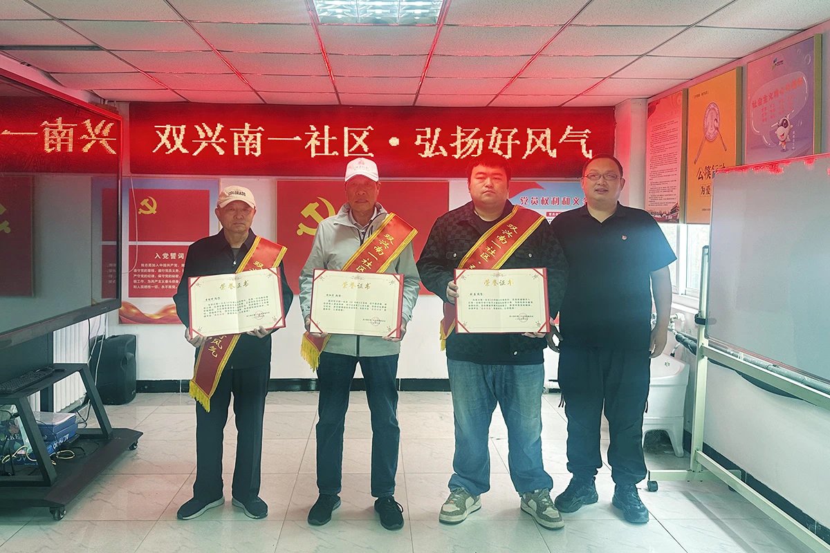 5月8日,勝利街道為謝加賓(左)、霍繼帥(中)、張磊(右二)頒發榮譽證書。受訪者供圖