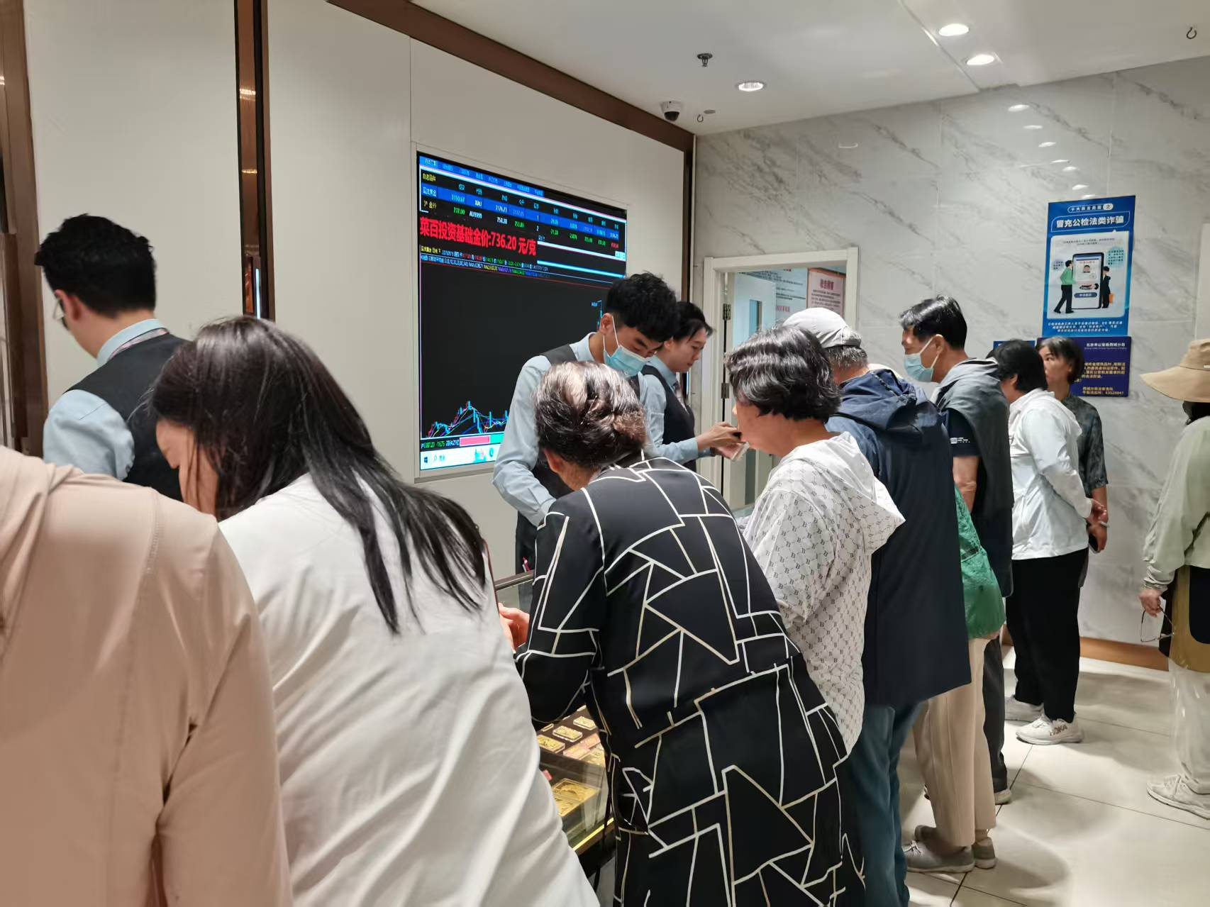 5月15日,菜市口百貨大廈投資金條櫃檯前顧客絡繹不絕。新京報貝殼財經記者徐雨婷 攝