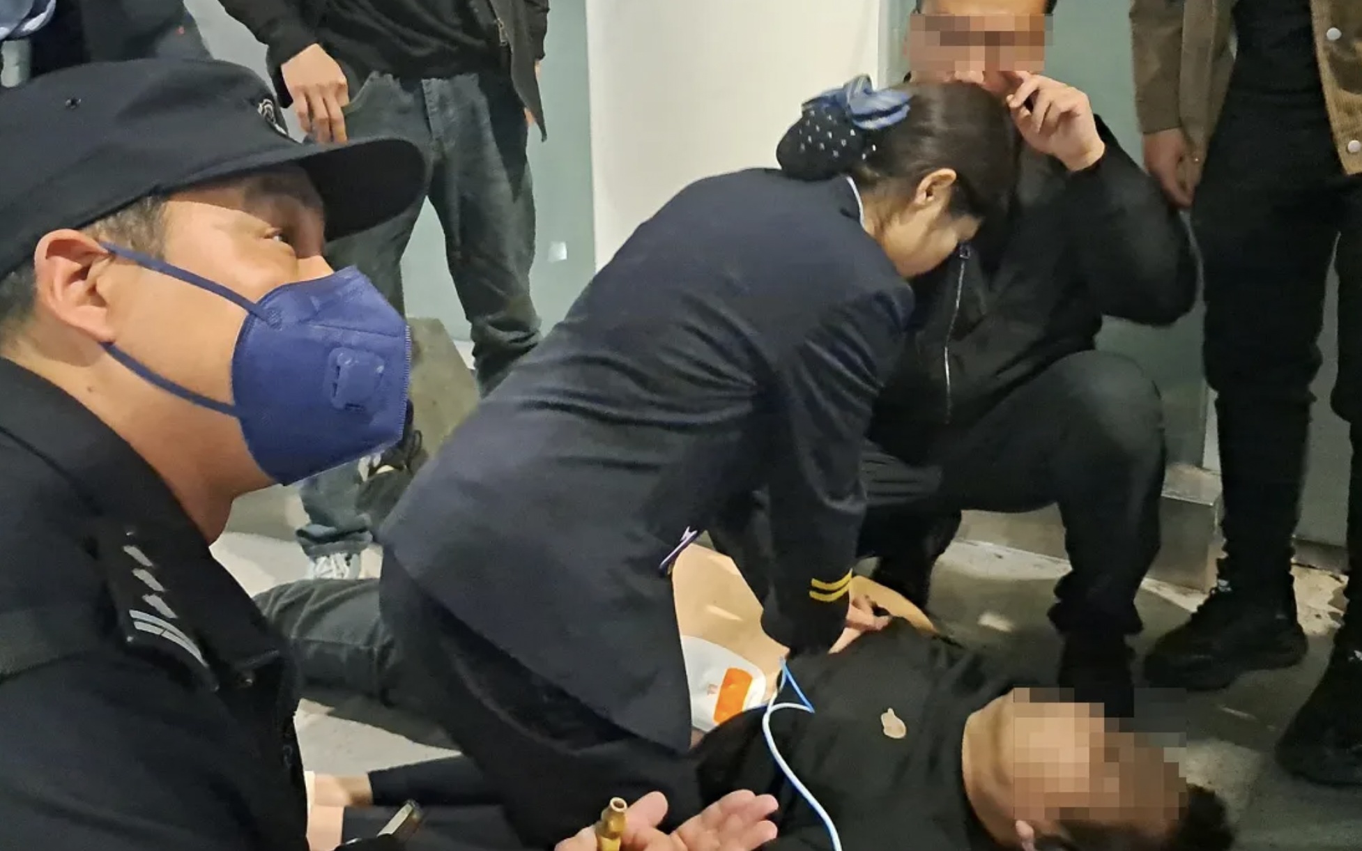 5月11日晚高峰,乘客心梗昏迷,北京地鐵五號線工作人員合力救助。圖源:北京地鐵