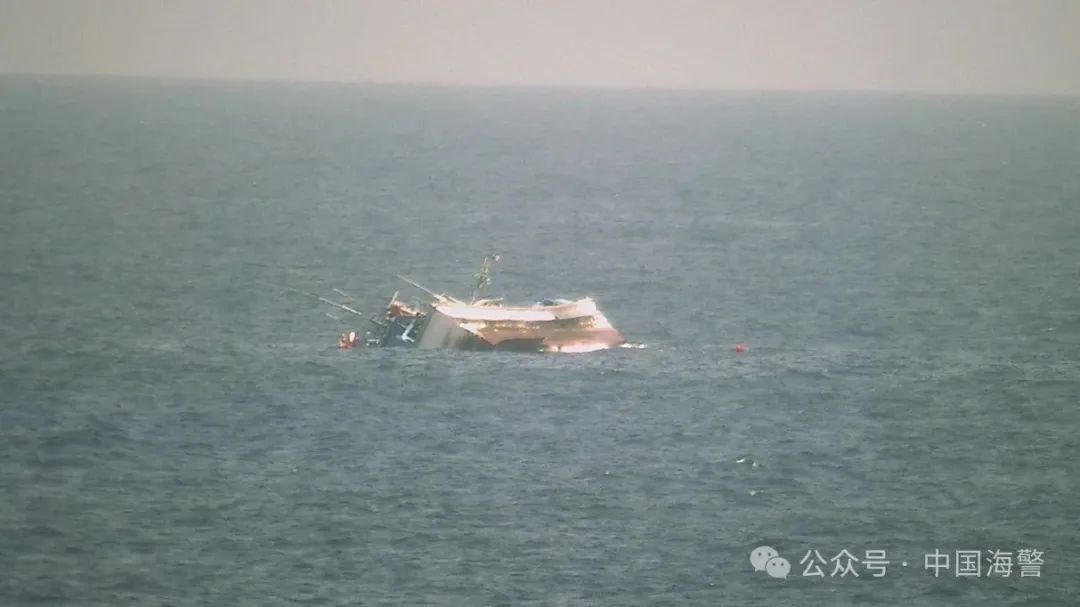 △漁船側翻傾覆,8名漁民已獲救