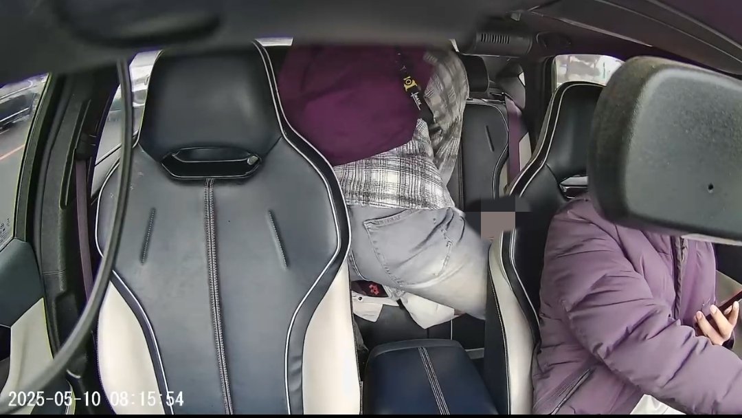 薑昭鵬在車上給同學做心肺復甦。 受訪者供圖