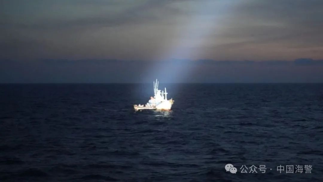 △中國海警三門艦發現遇險漁船,釋放小艇救助