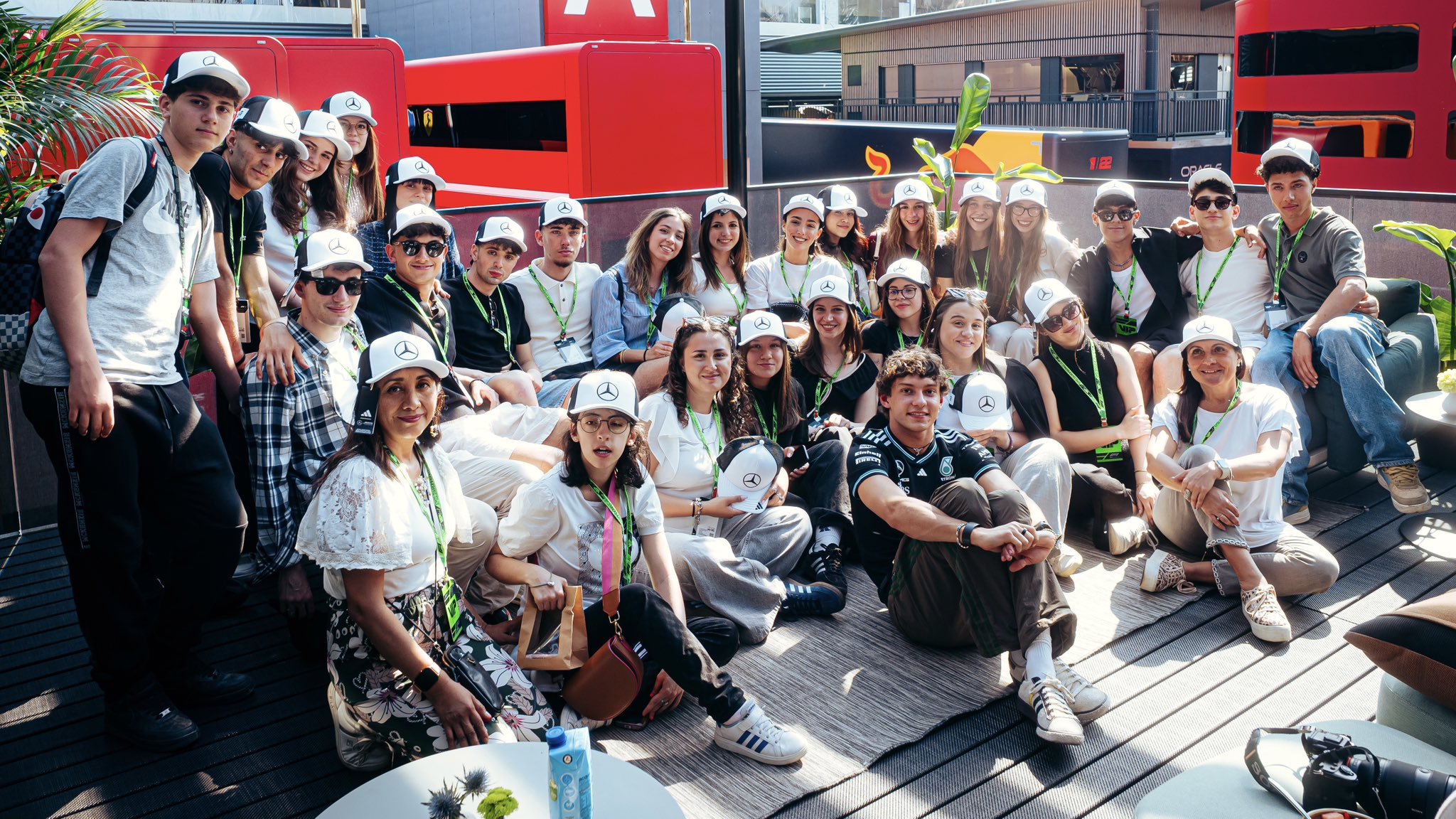 在梅赛德斯车队的帮助下，安东内利邀请了他的所有同学们走进围场