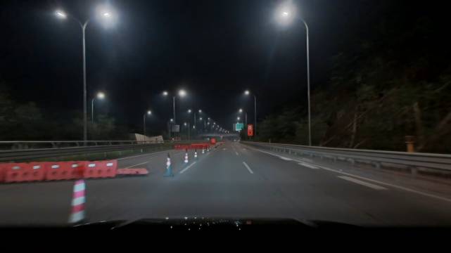 面对对向车道强光，问界M8智能辅助驾驶毫不减速，丝滑变道通过