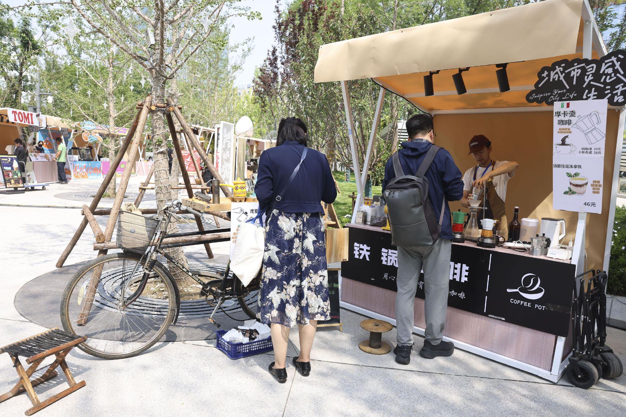 市民在文化市集上品嚐手工咖啡。新京報記者 浦峰 攝