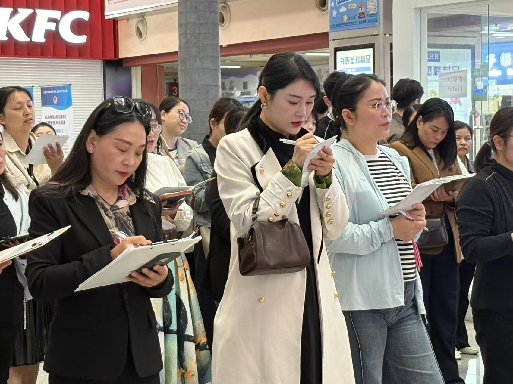 4月25日,姚寶娟(左一穿黑色衣服)正在國際商貿城一區中庭學習阿拉伯語。新京報記者 李照 攝