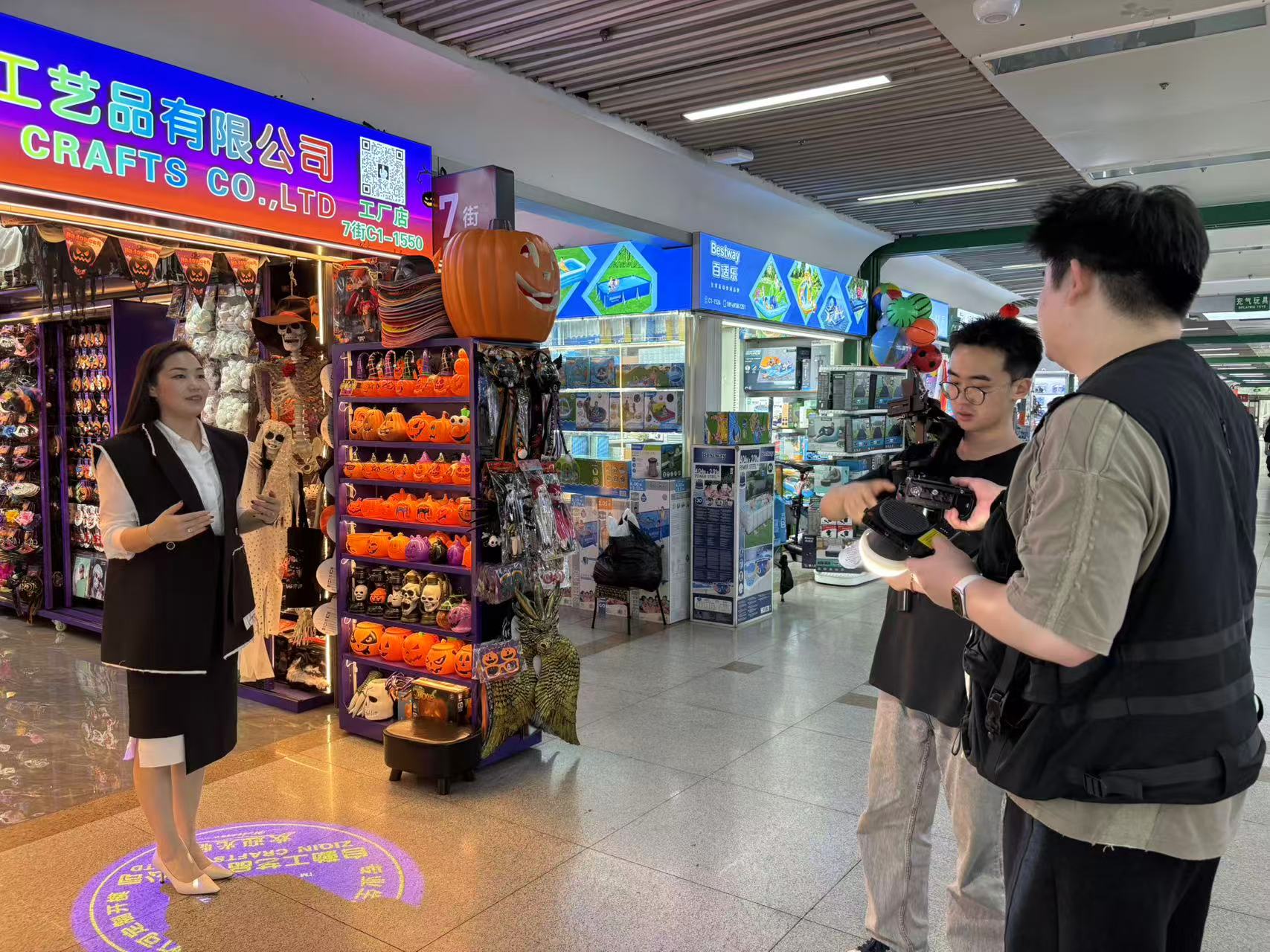 聶自勤在自家店門前拍攝招商短影片。新京報記者 李照 攝