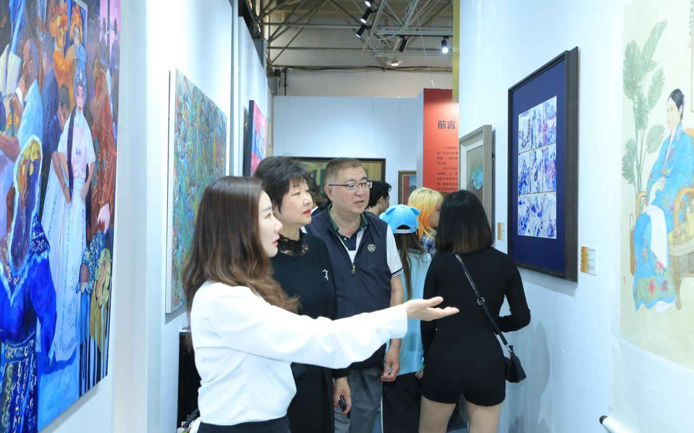 參會代表、慈善義工參觀展覽。圖源:北京市慈善義工聯合會