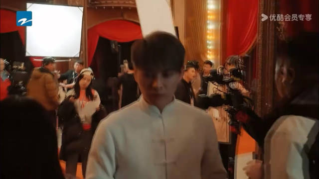 吴谨言称与洪尧视频通话助眠