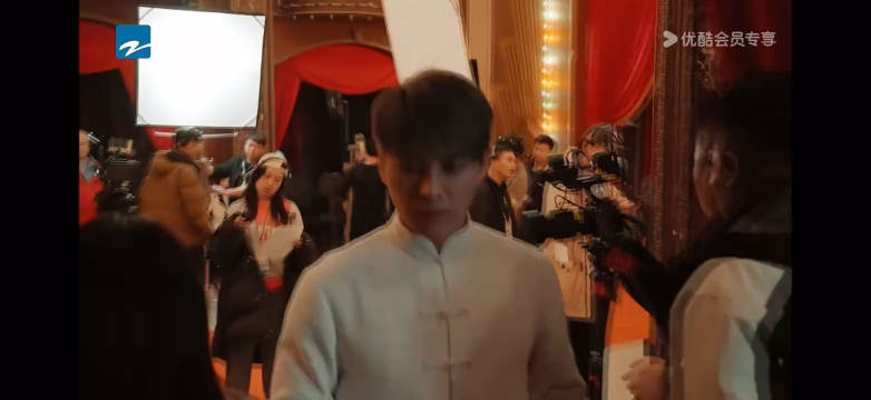 吴谨言洪尧节目通话，要求视频连线称助眠