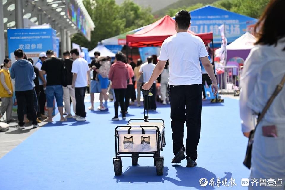 购物袋露营车……看谁最能装？