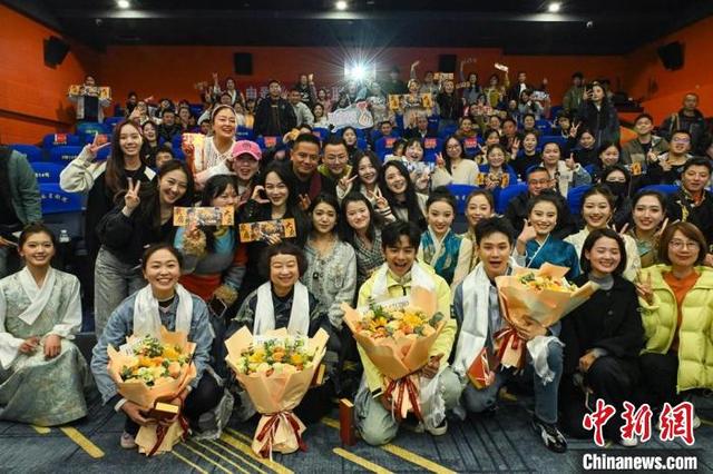 电影《永不失联的爱》主创团队和观众们合影。记者刘忠俊摄