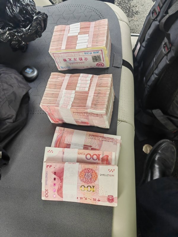 周先生交給騙子的23萬元現金。圖源:杭州公安