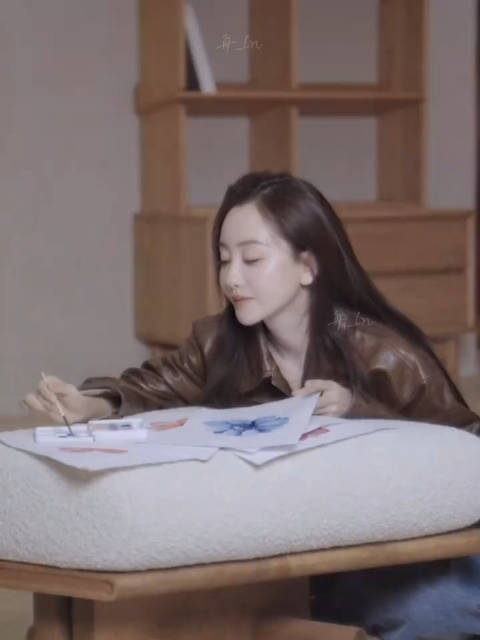 云南街头偶遇杨蓉！一袭复古长裙搭配简约耳饰，她静静伫立，周身萦绕着诗意