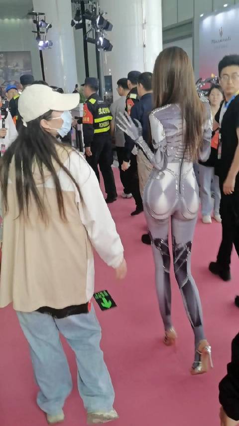 青岛车展现场看见苏老师 青岛车展