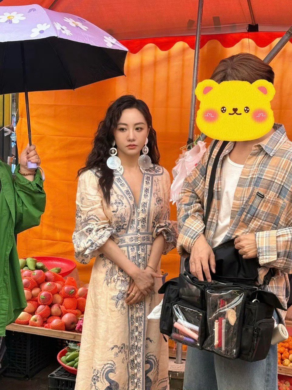 杨蓉云南街头穿复古长裙气质出众