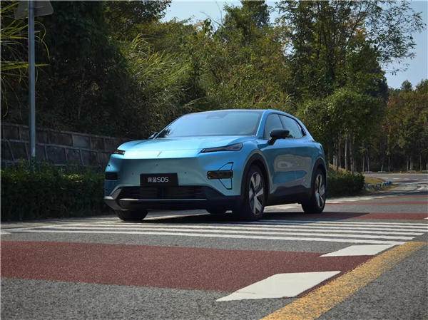 深蓝S05 VS 零跑B10：技术流对决配置党 谁能接得住