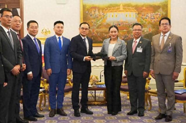 在长安汽车罗勇工厂投产仪式前,泰国总理佩通坦(右三)会见了长安汽车董事长朱华荣(右四)。(长安汽车供图)