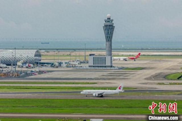 C919国产大飞机首次降落在深圳机场。 马博明 摄
