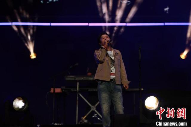 图为郑钧压轴出场。薛蒂 摄