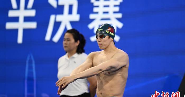 2025年全国游泳冠军赛：孙佳俊晋级男子100米蛙泳决赛
