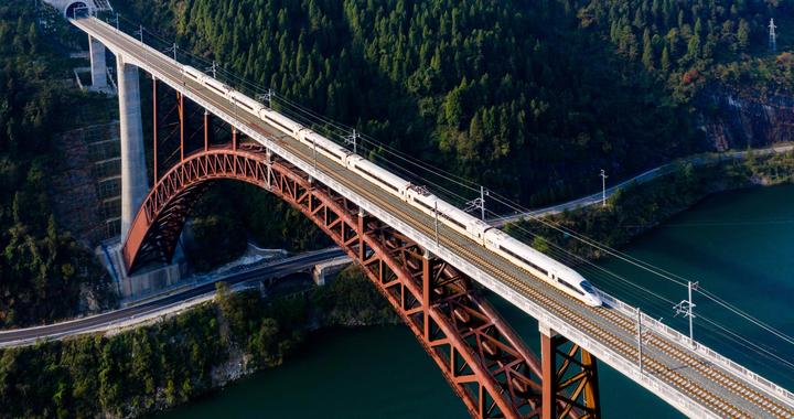 坐着高铁看中国② · 张吉怀高铁：高铁动脉串联起的魅力湘西画卷