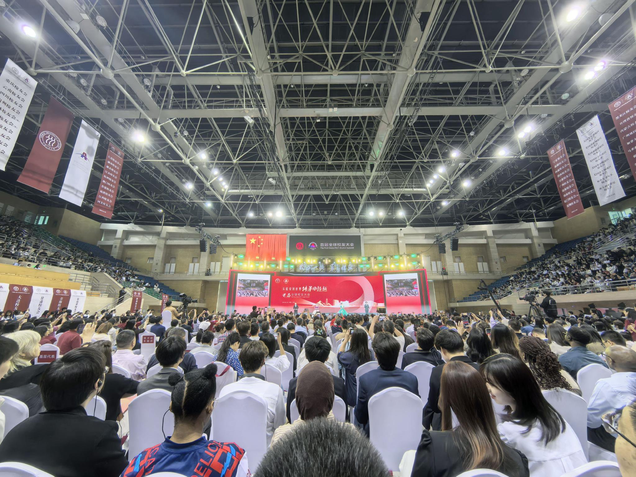 5月18日上午,中國人民大學世紀館內,來自五湖四海的人大人齊聚一堂。新京報記者 楊菲菲 攝