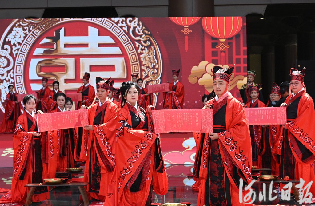 集体婚礼上演中式浪漫