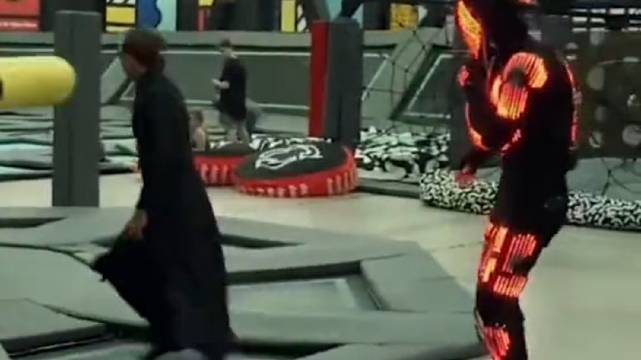 老哥居然学会了黑客帝国的招数