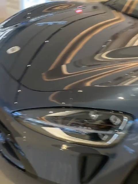 这哥们跑到店里，发现店里新车，也有翘的？