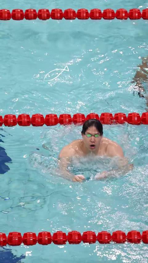 2025年全国游泳冠军赛，男子50米蛙泳预赛，覃海洋26秒88头名晋级