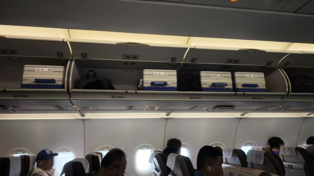 申花球迷带着俱乐部官方发售的登机箱远征大连