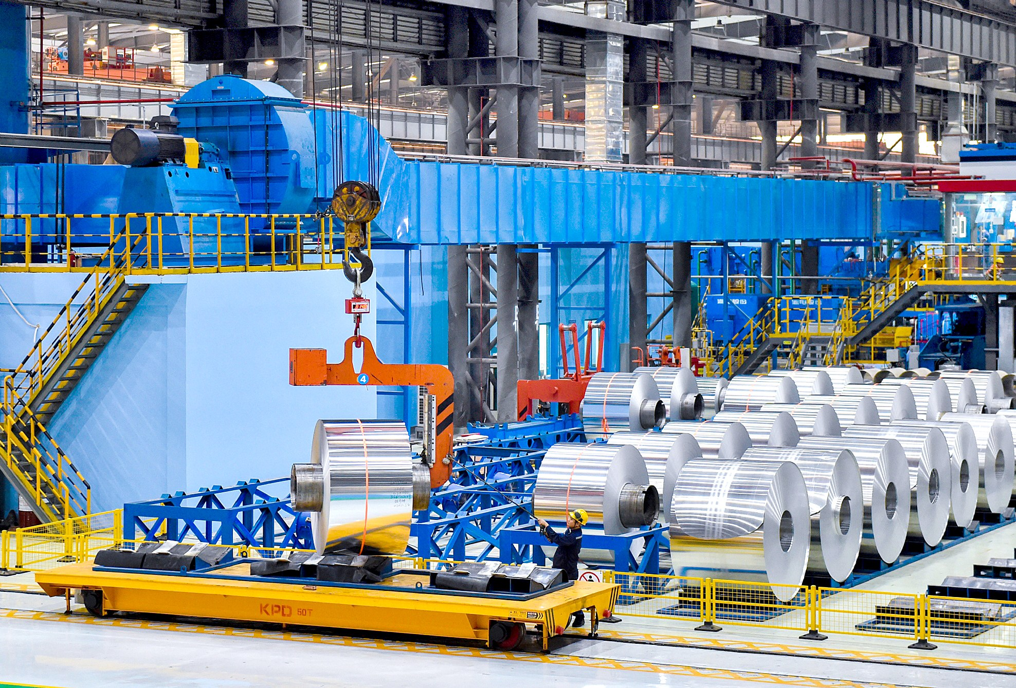     广西国潮铝业有限公司车间生产有序。    本报记者潘浩 摄