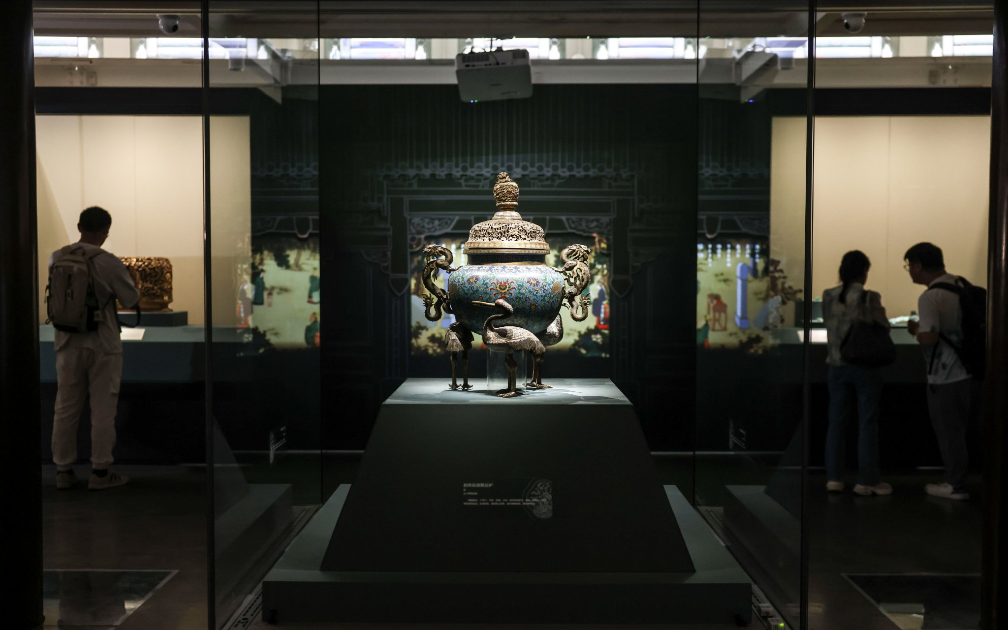 展廳中央是孔子博物館藏的清代掐絲琺瑯鶴足爐。新京報記者 浦峰 攝