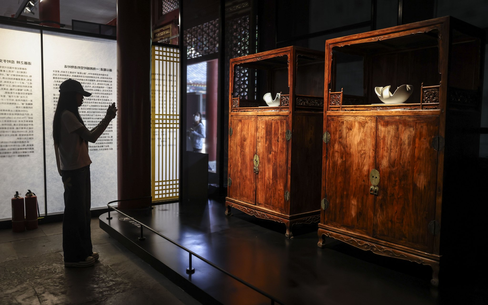 5月19日,恭王府博物館,觀眾觀看明代黃花梨萬曆櫃和藝術家金貞華的瓷器作品《悄然的變化》組合展示。新京報記者 浦峰 攝