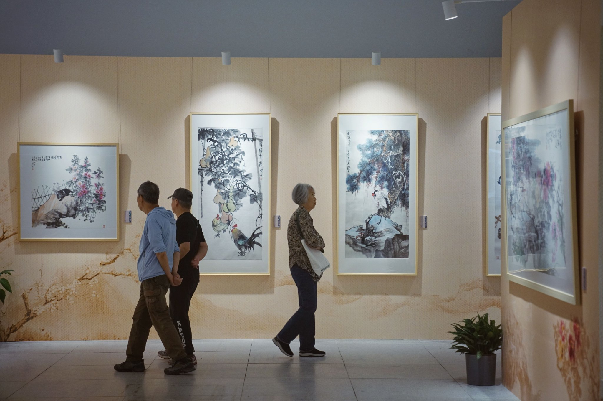 5月19日,中國園林博物館,觀眾參觀「澄懷——劉懷山中國畫展」主題展覽。新京報記者 薛珺 攝