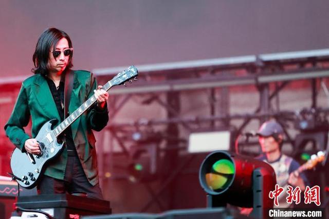 图为中国内地男歌手谢天笑&OK KING乐队演出现场。中新社记者 薛蒂 摄