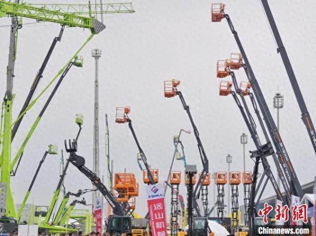 第四届长沙国际工程机械展览会上的展品。中新网记者 杨华峰 摄